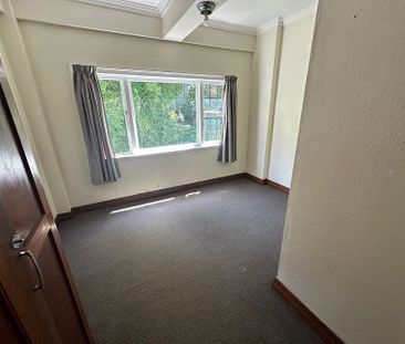 Art deco apartment in iconic building in Te Aro - Photo 1