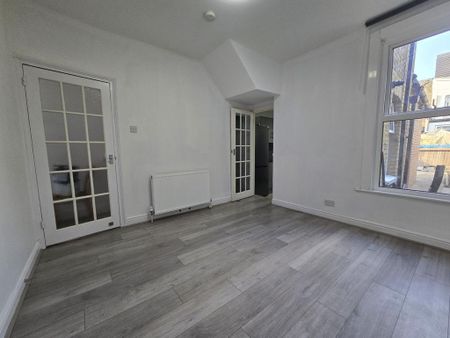 4 bedroom terraced house to rent - Photo 3