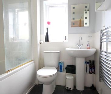 2 bedroom end of terrace house to rent - Photo 3