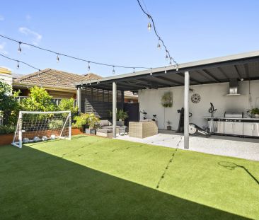 Modern family living at 9 Moore Drive Fulham Gardens. - Photo 2