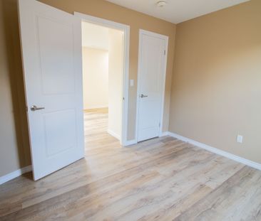 **STUNNING** Beautiful 2 Bedroom Upper Unit in Welland - Photo 6