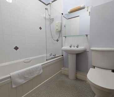 2 bedroom flat to rent - Photo 3