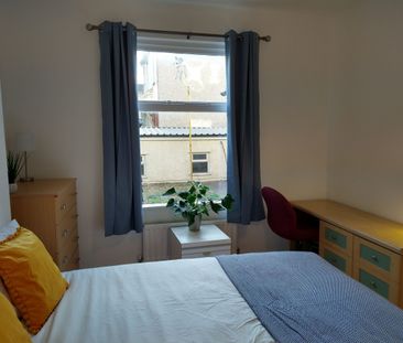 Double Room- Just off Gloucester Road - Photo 5