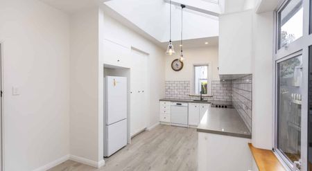 Pet friendly executive home in Strowan! - Photo 2