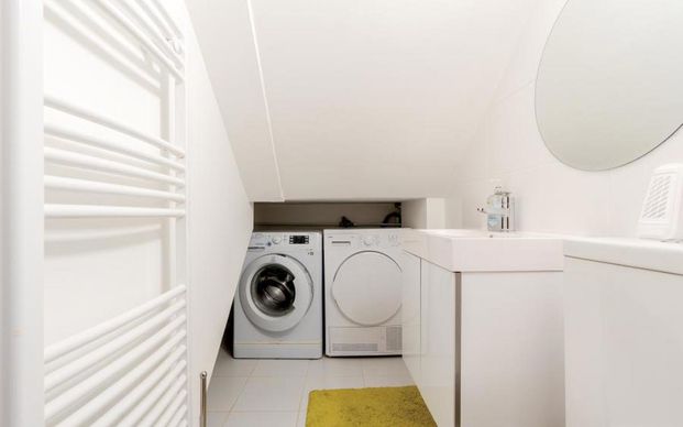 A beautifully three-bedroom waterfront townhouse in the heart of Bristol, offering stylish living over three floors. Features include a bright kitchen/dining room with river views, spacious sitting room, principal en-suite bedroom, two further bedrooms, and family bathroom. The property also benefits from a private courtyard garden, secure underground parking, and an unbeatable central location close to Finzels Reach, Cabot Circus, and Temple Meads. - Photo 1