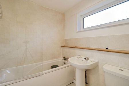 3 bedroom terraced house to rent - Photo 2