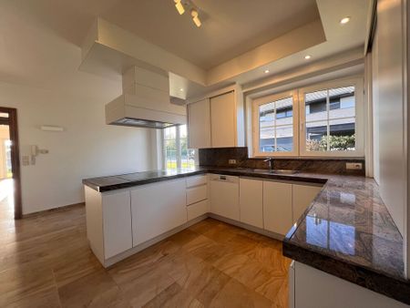 Unieke, ruime alleenstaande woning met 4 slaapkamers, tuin, carport en garagebox te Blankenberge - Photo 3