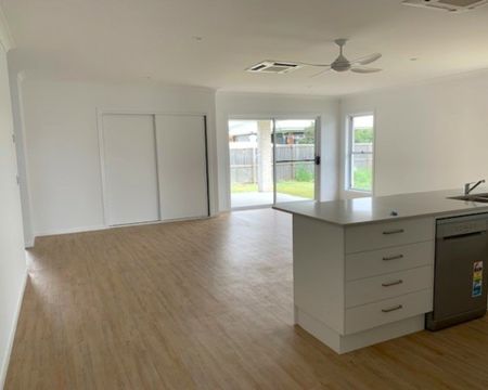 Modern 4 Bedroom House in River Oaks Estate *3 MONTH LEASE ONLY* - Photo 4