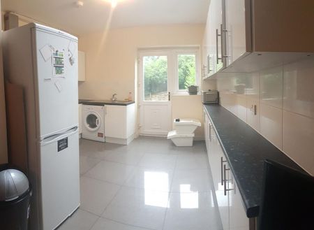 8 bedroom semi-detached house to rent - Photo 2