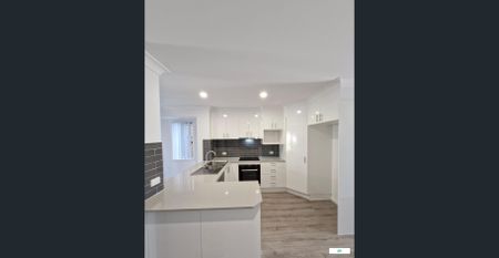 Luxury 3 bed townhouse, convenient to everything! - Photo 4