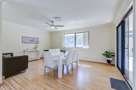 FAMILY HOME WITH POOL AND HINTERLAND VIEWS - Break Lease - Photo 3