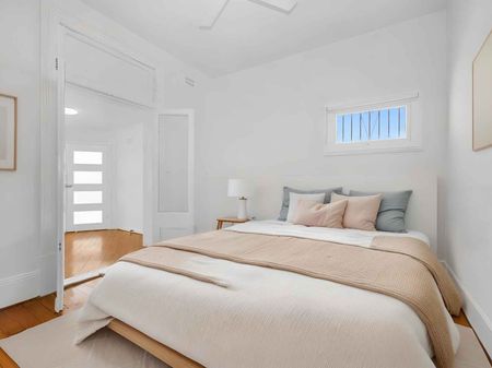 Charing Cross 3/4 Bedroom Apartment - Photo 2
