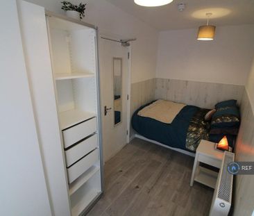1 bedroom in a house share to rent - Photo 2