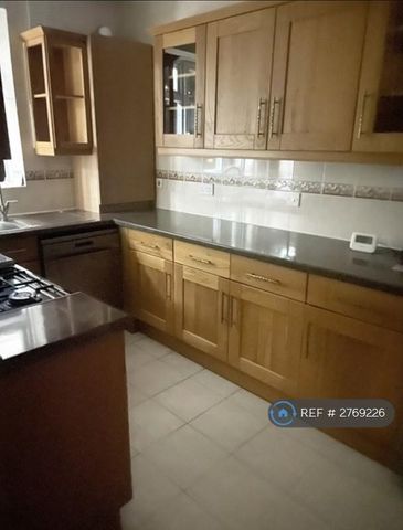 1 bedroom in a flat share to rent - Photo 5