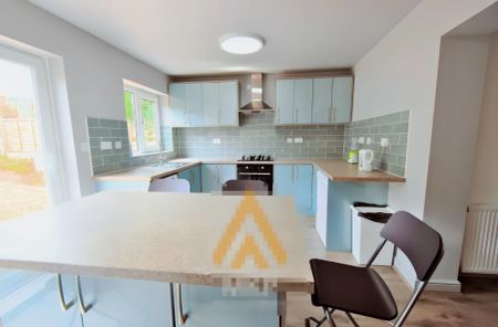 5 Bedroom 2 Bathroom - Photo 4