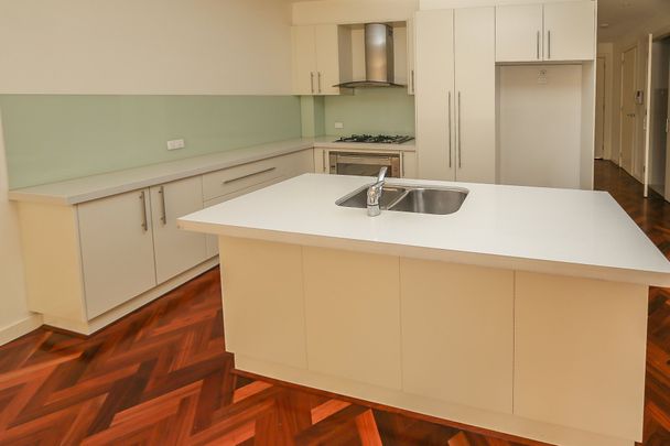 Spacious three bedroom townhouse - Photo 1