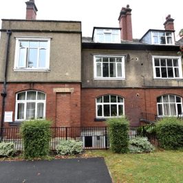 4 bedroom Flat in Wood Lane, Leeds - Photo 1