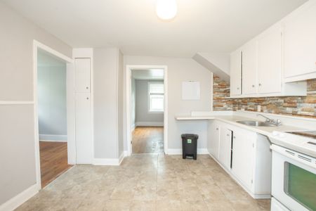 Spacious 2 Bedroom Upper Unit in Welland!! - Photo 3