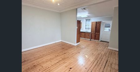 Light-Filled 2 Bedroom Pet Friendly Home - Photo 5