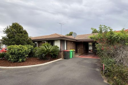 WELL PRESENTED UNIT IN PRIME LOCATION - Photo 5