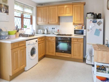 2 bedroom semi-detached house to rent - Photo 4