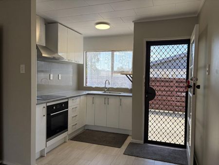 Unit Living - Photo 2