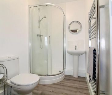 2 bedroom Flat To Let - Photo 3