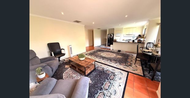 WELL APPOINTED 4 BEDROOM HOUSE IN COURT LOCATION! - Photo 1