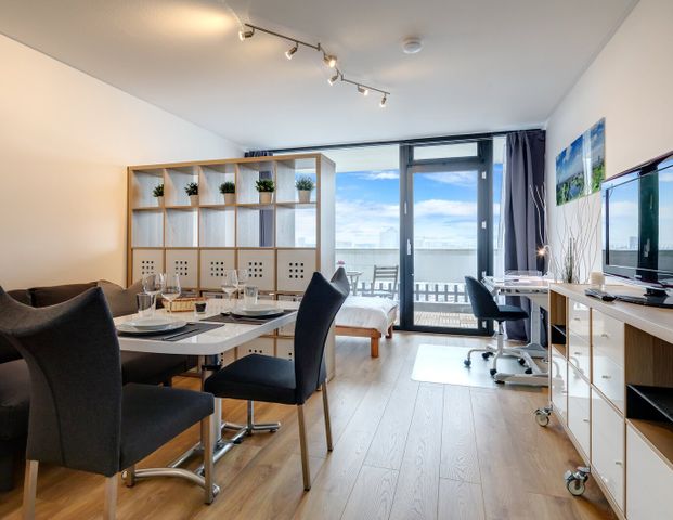 Near BMW: Temporary living in 1-room apartment in Schwabing - Photo 1