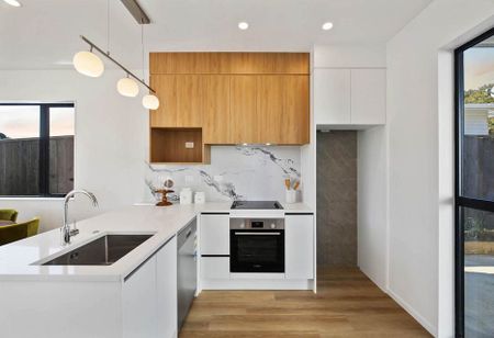 Brande New 3 Bedroom Townhouse in Manurewa - Photo 2