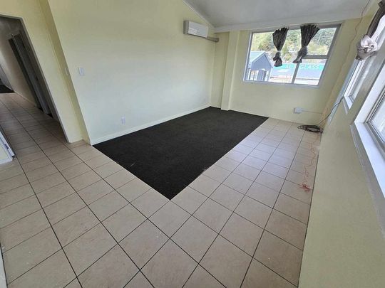 Spacious 6BR Family Haven - Wainuiomata - Photo 1
