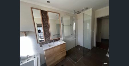 Central 2 Bedroom Townhouse - Photo 3