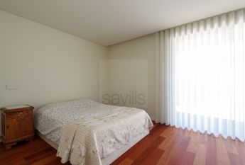 Moradia V5 em Senhora da Hora com jardim e piscina