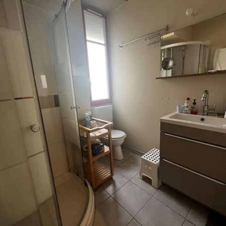 INTRA-MUROS - Dans une copropriété sécurisée, un appartement T2 meublé en location de 31,98m² h... - Photo 3