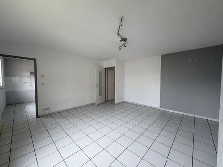 Location Appartement 3 pièces 70m² MONTROND LES BAINS 42210 - Photo 2