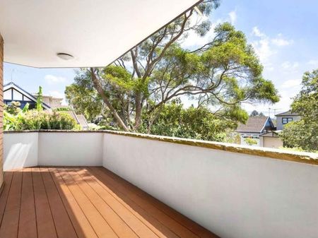 DESIGNER BOUTIQUE LIVING OVERLOOKING A LEAFY CUL-DE-SAC - Photo 3