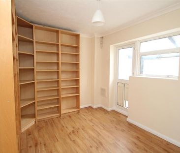 4 bedroom end of terrace house to rent - Photo 5