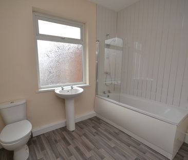 2 bed Flat for Rent - Photo 2