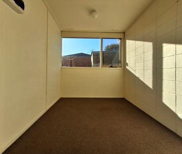 Charming 2-Bedroom Unit in Prime Location - Photo 4