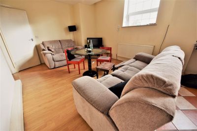 2 bedroom Flat in 14 Raglan Rd, Leeds - Photo 1