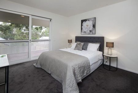 Elegant Haven on Beverly Hills Drive in Templestowe - Photo 2