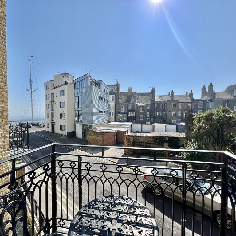 4 bedroom end of terrace house to rent - Photo 1