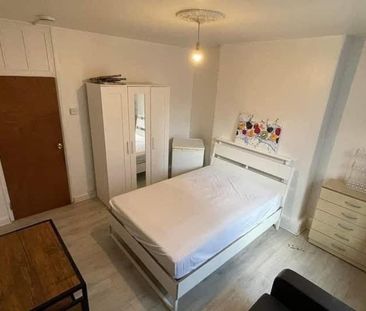 Room in a Shared Flat, Chicksand House, E1 - Photo 6