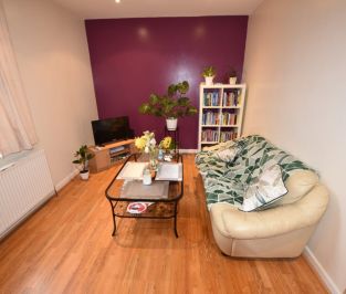 2 bedroom Flat in Cardigan Road, Leeds - Photo 2