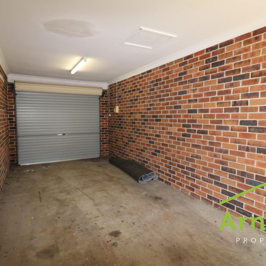 Neat Two Bedroom Unit - Convenient location!! - Photo 1