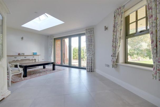 4 bedroom detached house to rent - Photo 1
