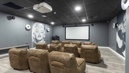 Large Premier Studios - Photo 2