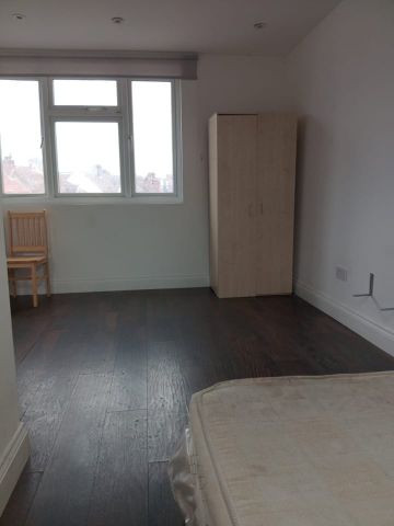 Room in a Shared House, North Circular Road, NW2 - Photo 3