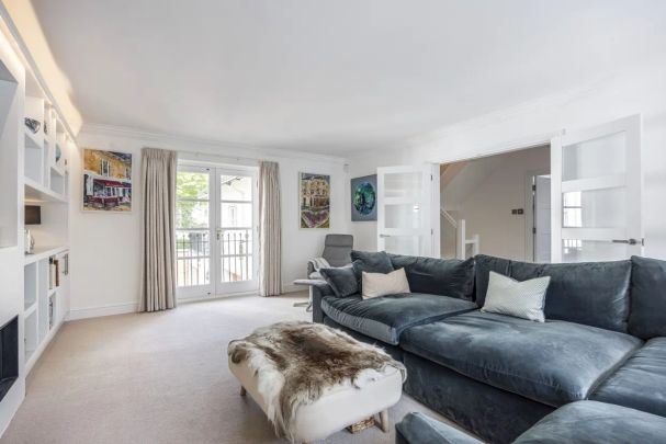 3 bedroom mews to rent - Photo 1