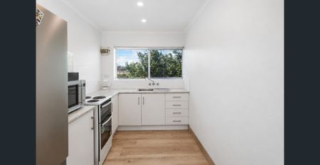 Beautifully Renovated Two-Bedroom Apartment in a Quiet Boutique Complex - Photo 5